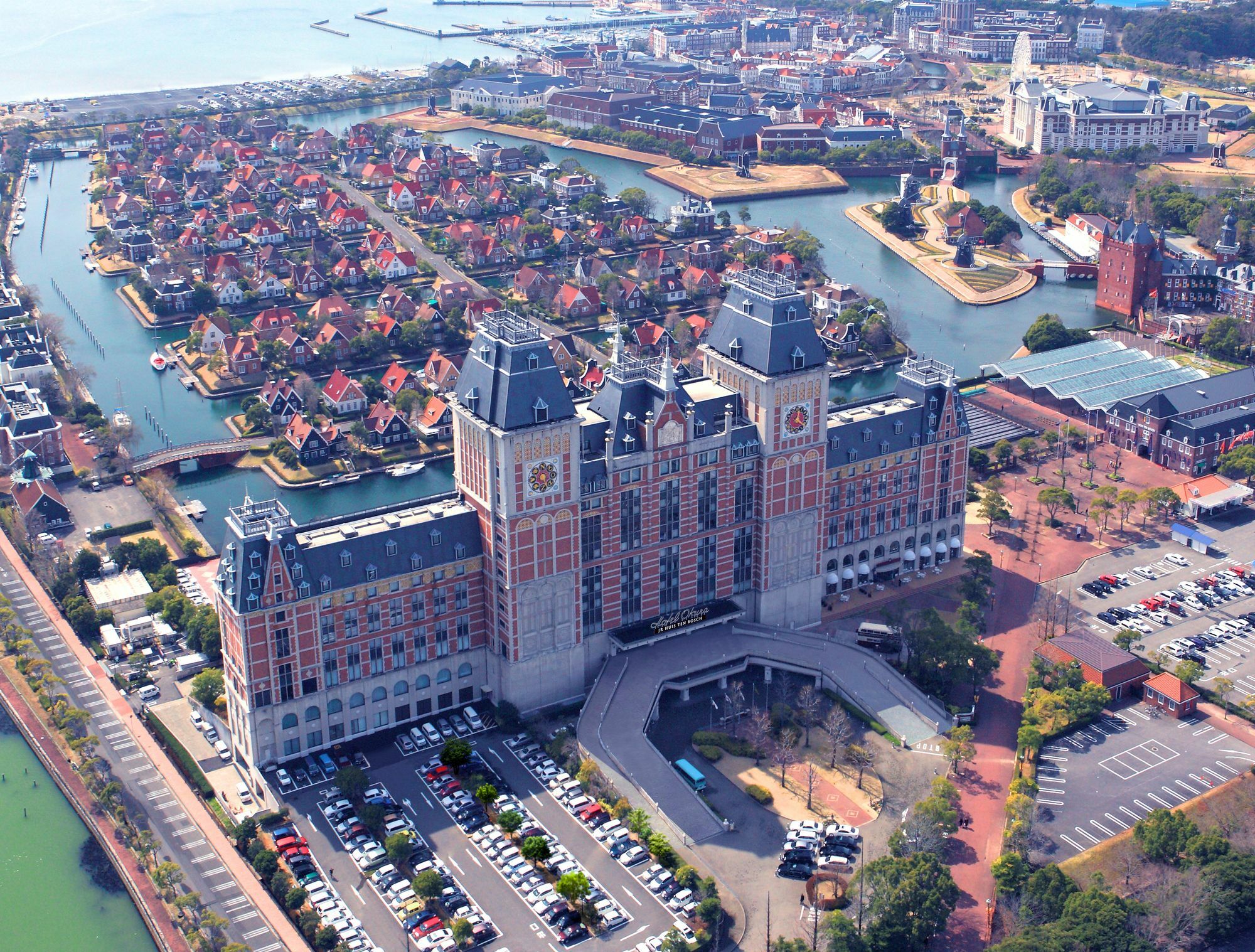 Hotel Okura Jr Huis Ten Bosch Сасебо Екстер'єр фото Aerial view of the complex